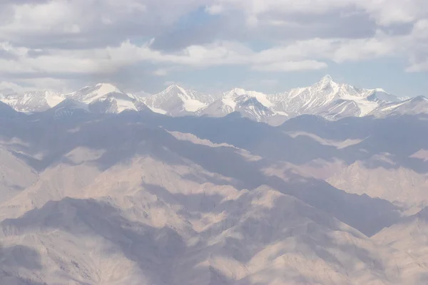 Utsikt Över Himalaya Berget Genom Ett Flygplansfönster — Stockfoto