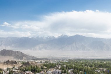 Leh-Ladakh şehrinin mavi gökyüzü, kuzey Hindistan. Hint Himalayaları 'nda 3500 metre yükseklikte yer almaktadır..
