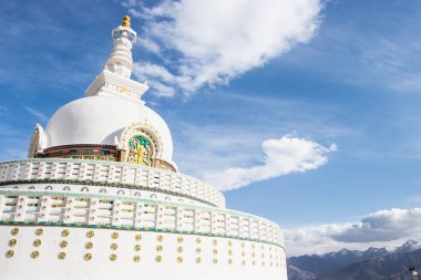 Leh Ladakh, Jammu ve Kashmir 'de mavi gökyüzü olan Shanti stupa adında beyaz bir budala..