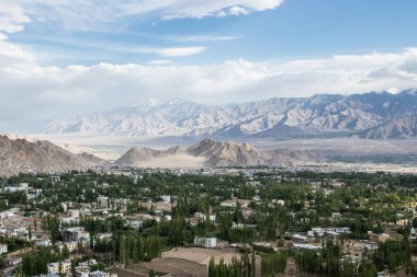 Leh Ladakh, Jammu ve Kashmir 'deki shanti-stupa kırsal vadisinin manzarası.