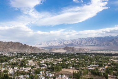 Leh Ladakh, Jammu ve Kashmir 'deki Shanti stupa kırsal bölgesinin manzarası.