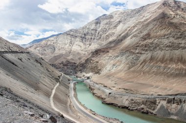 Zanskar ve Indus nehrinin Leh, Ladakh, Hindistan 'daki birleşimi. Leh yakınlarındaki en sıcak turistik yerlerden biri.. 