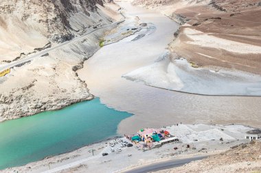 Zanskar ve Indus nehrinin Leh, Ladakh, Hindistan 'daki birleşimi. Leh yakınlarındaki en sıcak turistik yerlerden biri.. 