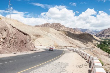 Leh Ladakh, Hindistan 'da keskin virajlı bir yol..