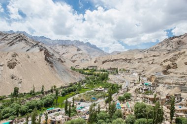 Lamayuru Manastırı 'ndan Ladakh şehrinin manzarası.