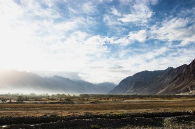 Hindistan, Leh Ladakh, Nubra Vadisi 'ndeki güzel sis ve kum tepeciği. Lens alevli ışık manzarası.
