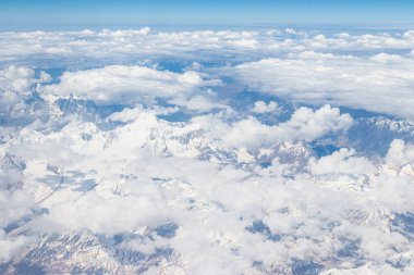 Himalaya dağını kar kaplıyor. Uçak görüntüsü, Leh Ladakh, Hindistan.