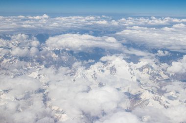 Himalaya dağını kar kaplıyor. Uçak görüntüsü, Leh Ladakh, Hindistan.