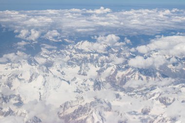 Himalaya dağını kar kaplıyor. Uçak görüntüsü, Leh Ladakh, Hindistan.