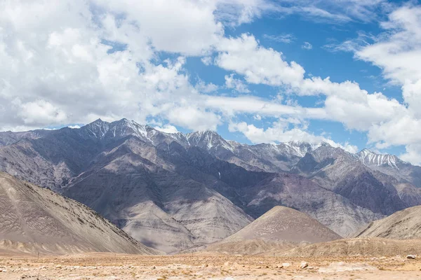 Krajina Pohled Pouštní Písek Země Himalaya Sníh Hory Leh Ladakh — Stock fotografie