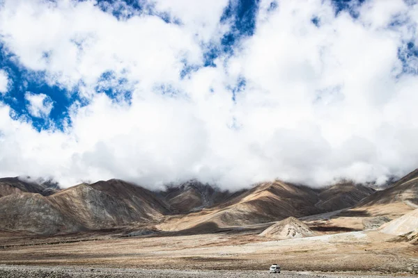 Alta Montaña Con Nube Blanca Cielo Azul Cerca Del Lago — Foto de Stock