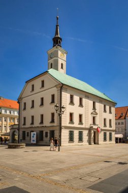 Gliwice, Polonya - 2 Ağustos 2020: Gliwice, Polonya 'daki pazar meydanındaki belediye binası.