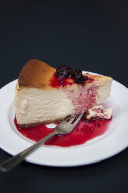 Ahududu şuruplu cheesecake.