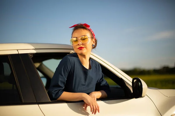 Junge Hübsche Frau Lehnt Sich Bei Sommerausflug Aus Auto — Stockfoto