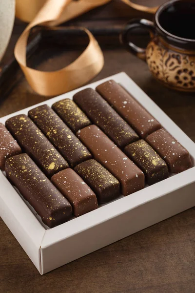 Ručně Vyráběné Čokoládové Bonbony Zlatými Šplouchá Poli Dřevěné Pozadí Domácí — Stock fotografie