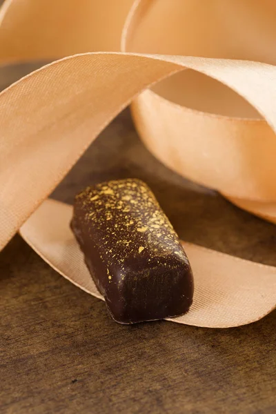 Luxus Handgemachte Schokoladenbonbons Mit Goldspritzern Auf Holzgrund Verziert Produktkonzept Für — Stockfoto