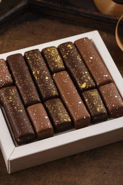Ručně Vyráběné Čokoládové Bonbony Zlatými Šplouchá Poli Dřevěné Pozadí Domácí — Stock fotografie