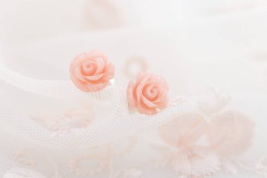 Dantel üzerinde pembe küçük güller küpe Çıtçıt. Kız çocuk için sevimli takı