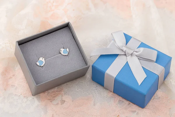 Forma Pájaro Con Aretes Corazón Azul Caja Regalo Sobre Fondo —  Fotos de Stock