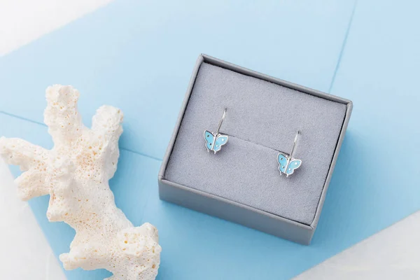 Pendientes Forma Mariposa Caja Regalo Sobre Fondo Azul Con Espacio —  Fotos de Stock