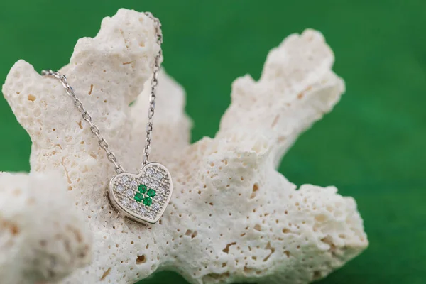 Collana Cuore Lusso Con Cristalli Sfondo Corallo Verde Gioielli Damigella — Foto Stock