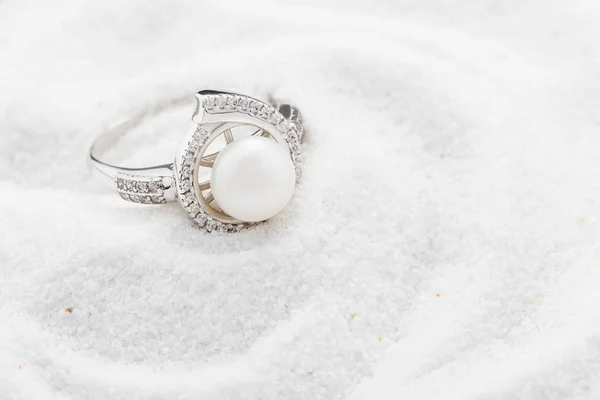 Srebrny Pierścionek Duże Perły Diamenty Białym Piaskiem Miejsce — Zdjęcie stockowe