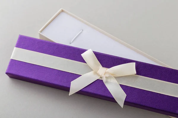 Caja Regalo Púrpura Abierta Con Lazo Cinta Sobre Fondo Gris — Foto de Stock