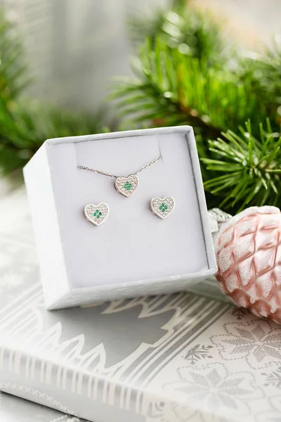 Ювелирный Набор Сердца Ожерелье Серьги Белыми Зелеными Кристаллами Подарочной Коробке — стоковое фото