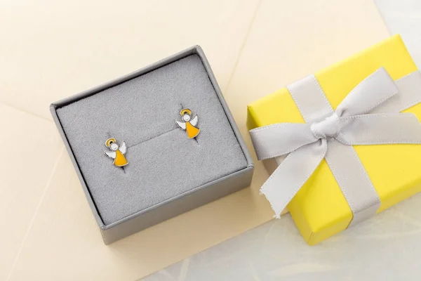 Pendientes Forma Ángel Amarillo Caja Regalo Gris Joyas Lindas Para —  Fotos de Stock