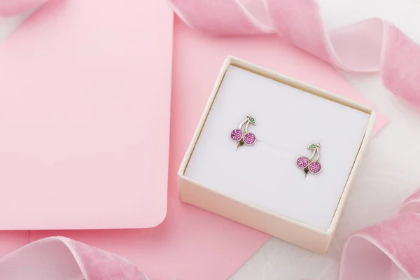 Σχήμα Κεράσι Σκουλαρίκια Κρύσταλλα Κουτί Δώρου Φόντο Ροζ Φάκελο Αντίγραφο — Φωτογραφία Αρχείου