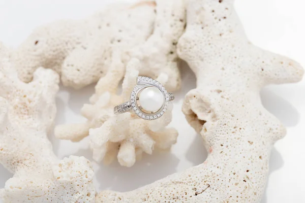 Elegante Anillo Plata Con Perlas Diamantes Sobre Coral Sobre Fondo — Foto de Stock