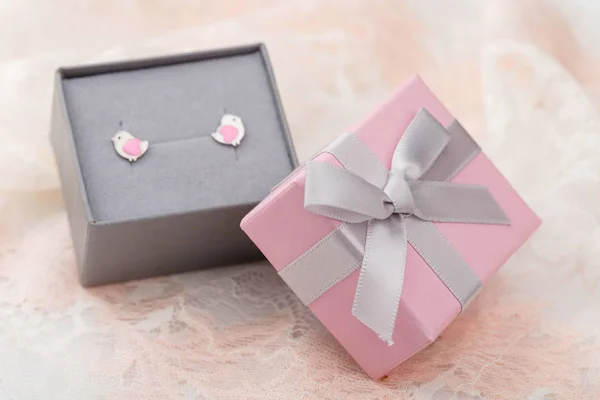 Malé Růžové Šedé Šperky Dárkové Krabice Mašlí Pozadí Krajky Pastelové — Stock fotografie