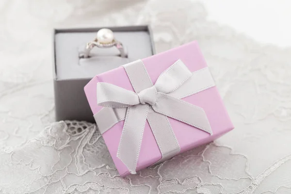 Pequeñas Cajas Regalo Joyería Rosa Con Lazo Sobre Fondo Encaje — Foto de Stock