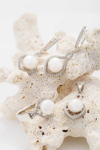 Šperky Sada Elegantní Stříbrné Náušnice Prsten Přívěsek Náhrdelník Pearl Diamanty — Stock fotografie
