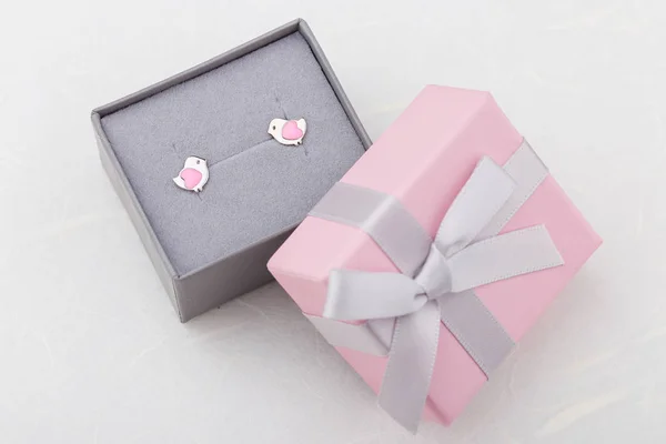 Forma Pájaro Con Corazones Pendientes Caja Regalo Rosa Sobre Fondo —  Fotos de Stock