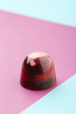 Kırmızı lüks el yapımı çikolata şeker renkli arka plan üzerinde renkli. Özel el yapımı bonbon. Ürün kavramı için chocolatier. Moda gıda