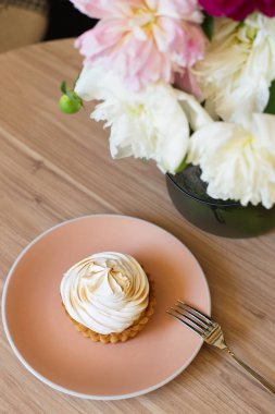 Limon lor Tartı ile İtalyan beze şakayık buket tablo. Tatlı pembe plaka üzerinde tart