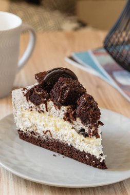 Çikolata kurabiye ve kek tablo ile krem peynir pasta dilimi