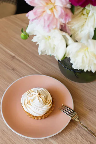 Limon lor Tartı ile İtalyan beze şakayık buket tablo. Tatlı pembe plaka üzerinde tart