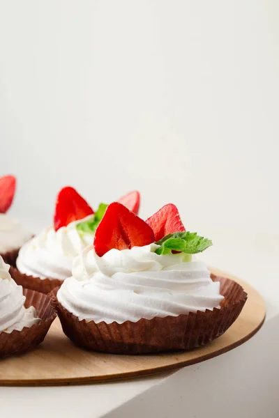 Mini Bolos Merengue Pavlova Com Morango Fresco Hortelã Placa Madeira — Fotografia de Stock