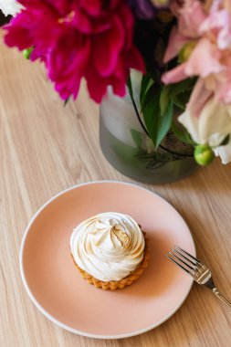 Limon lor Tartı ile İtalyan beze şakayık buket tablo. Tatlı pembe plaka üzerinde tart