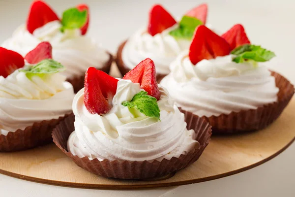 Mini Pavlova Meringue Cakes Fresh Strawberry Mint Wooden Plate Summer — Stock Photo, Image