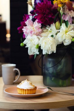Limon lor Tartı ile İtalyan beze şakayık buket tablo. Tatlı pembe plaka üzerinde tart
