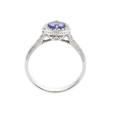 Alyans beyaz arka planda izole edilmiş. Mavi değerli Tanzanya taşlı gümüş nişan yüzüğü