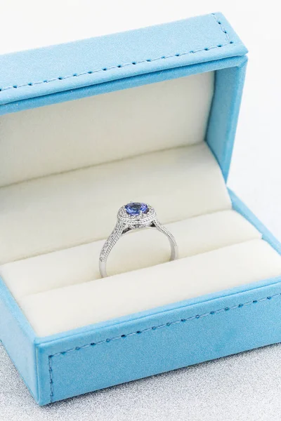 Proposition Bague Diamant Avec Tanzanite Dans Une Boîte Bijoux Bague — Photo