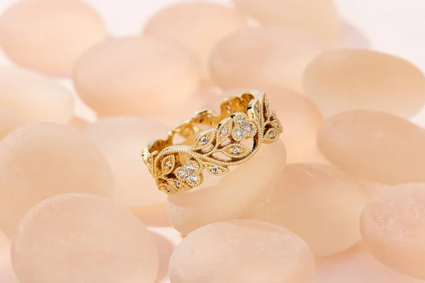 Цветочный Дизайн Золотое Кольцо Бриллиантами Розовом Фоне Золотое Обручальное Кольцо — стоковое фото