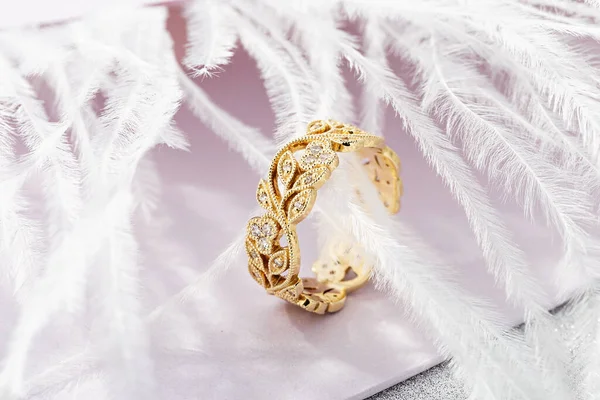 Sortija Oro Diseño Floral Con Diamantes Sobre Fondo Rosa Con —  Fotos de Stock