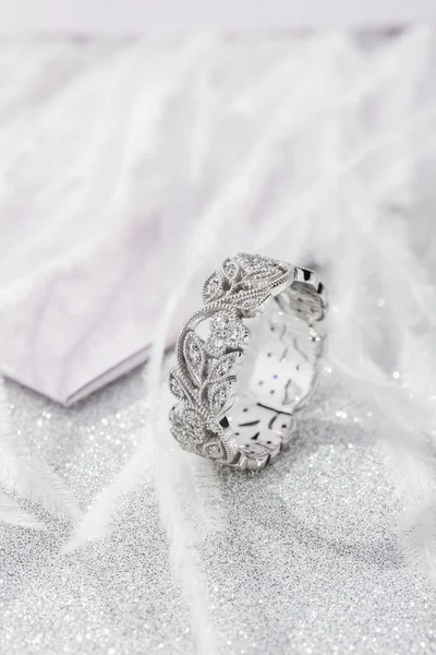 Vrouwelijke Trouwring Bloemmotief Met Diamanten Sparkly Achtergrond Unieke Witgouden Ring — Stockfoto