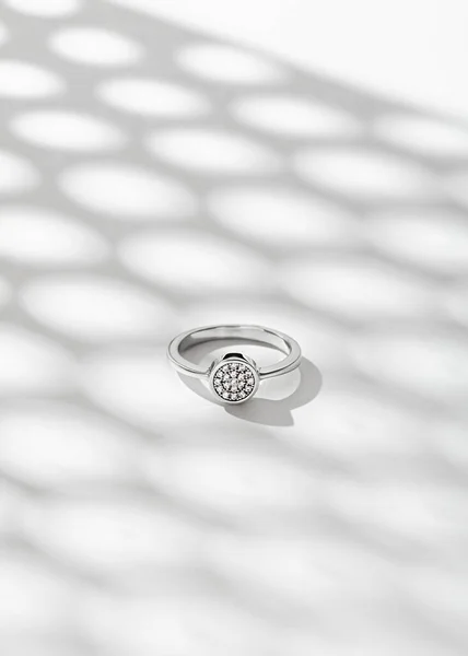 女性の結婚式のダイヤモンドは影と白い背景にリング 宝石との銀の婚約指輪 広告宝石 静物画 — ストック写真