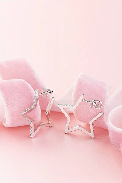 Pendiente Plata Forma Estrella Decorado Con Diamantes Sobre Fondo Rosa —  Fotos de Stock